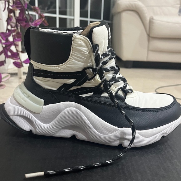 Women Winter Boots - Picture 1 of 6